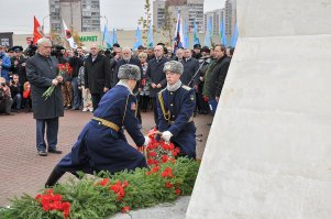 7 ноября 2015 года в Парке воинской славы Санкт-Петербурга был открыт памятник воинам 6-й роты. Кадры с события прилагаю ниже. На фото присутствуют отец Героя России - гвардии лейтенанта Дмитрия Кожемякина, полковник в отставке С.И. Кожемякин (4-е и 5-е фото) и мама Героя России - гвардии подполковника Марка Евтюхина, Л.И. Евтюхина (третье с конца фото).