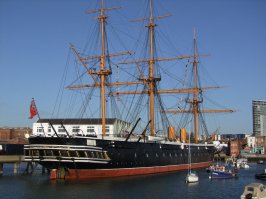 HMS Warrior
Длина - 127 м
Ширина - 17,7 м
Осадка - 8,2 м 
Бронирование пояс: 114 мм 
Водоизмещение  9358 т
Двигатель Двухцилиндровая горизонтальная тронковая паровая машина
Площадь парусности 4497 м 
Скорость хода	13 узлов под парусами,
14,5 узлов паровым ходом,
17,5 узлов   максимальная