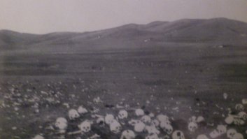 Интересно, что еще в начале 20 века в Монголии сохранялись зороастрийские представления о погребальной обрядности, и это при том, что монголы зороастрийцами формально не являлись, они практиковали буддизм и шаманизм.
На данный момент сложно сказать, какая религиозная система (буддизм или шаманизм) позволила сохранить эти зороастрийские представления. Существует мнение, что зороастрийский обряд выставления (выбрасывания) трупов пришел в Монголию из Тибета вместе с ламаистским буддизмом, и сейчас в Тибете практикуется "воздушное погребение", когда трупы скармливают птицам. Но стоит отметить, что и на Дальнем Востоке (на Амуре, в Корее), а также у лесных народов севера (якуты, чукчи и др.) обряд выставления трупов сохранялся очень долго.

Рассказы русских путешественников 19 и начала 20 века дают хорошее представление о погребальных практиках в Монголии (и у монгольских народов, например, у калмыков). Русские очевидцы отмечали важную роль собаки (священного животного у зороастрийцев) в погребальных ритуалах.

Н.М.Пржевальский "Путешествие в Уссурийском крае", "Монголия и страна тангутов":
"Путешественник встречает более отвратительные сцены на кладбище, которое лежит возле самой Урги. Здесь трупы умерших не зарываются в землю, но прямо выбрасываются на съедение собакам и хищным птицам. Потрясающее впечатление производит подобное место, усеянное грудами костей, по которым, как тени, бродят стаи собак, исключительно питающихся человеческим мясом. Не успеют бросить сюда свежий труп, как его уже начинают терзать эти собаки, вместе с воронами и коршунами, так что через час или много два ничего не остается от мертвеца. Буддисты даже считают хорошим признаком, если труп будет скоро съеден   иначе человек, по их понятиям, не был при жизни угоден богу. Ургинские собаки до того привыкли к подобной поживе, что в то время когда труп несут на кладбище по улицам города, то вместе с родственниками за покойником неминуемо следуют собаки, часто из его собственной юрты."