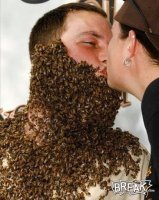 Вы удивитесь, когда узнаете, зачем этот человек ходит в костюме из пчел