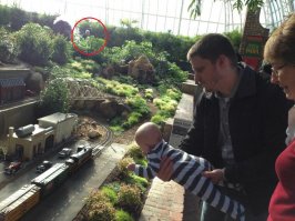 В последнем фото дело не в ребёнке, а в торчащем из-за деревьев кинконге на заднем плане