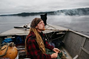 Так он же накуривается!Ему нескучно!Не одиноко!