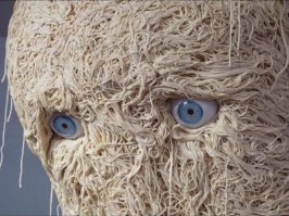 Китайский повар стал звездой местных соцсетей после своих танцев с лапшой