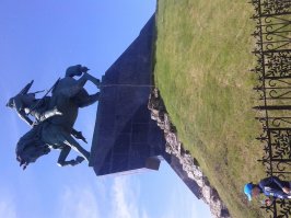 В Уфе у коня Салавата Юлаева раньше тоже выпускники школы МВД яйца натирали. Сейчас ограду поставили и яйца позеленели.