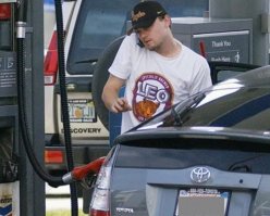 Лео, Приус, заправка;)