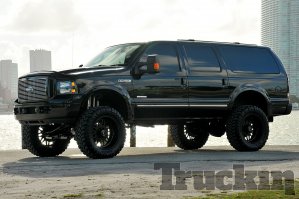 в лужу пёрнул так пёрнул - это точно , FORD EXCURSION куда крупнее , а про серию F вообще не говорю ....