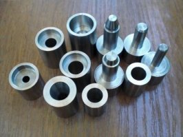 Так эту хрень снаряжали для боевого пистолета,гляньте следы на "пулях",нарезов в травматике нет...да и не пройдёт твёрдый предмет через ствол травмата,там в любом случае будут либо зубы,либо вдавленность,либо несоосность патронника и ствола,либо сужение ствола к дульному срезу...а по поводу переснаряжения-да нельзя,но люди делают вот такая чудо-штука есть...