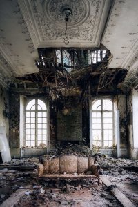 И вообще , на некоторых фотографиях ощущение , что люди взяли просто и ушли ....в надежде вернуться .