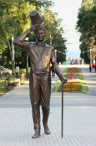 И артист замечательный. Думаю, что хорошим актёром обязательно должен быть хороший человек.
На главной аллее Зеленогорского парка культуры и отдыха поставили ему памятник. г. Зеленогорск, бывший Териоки, родной город Георгия Вицина.