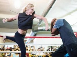 Судя по расположению пальцев - перелом обеспечен во время удара )))