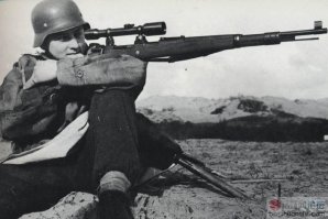 "Немецкая концепция блицкрига не предусматривала затяжные позиционные бои. Поэтому с самого начала немецкое командование не придавало снайперам особого значения. Немцы спохватились только в 42-43 году, когда выяснилось, что русские снайперы просто затерроризировали их войска и привели к частым тактическим поражениям." 
- Это просто полный бред, чушь собачья. Интересно было бы послушать мнение насчет этого бреда - Гюнтера Бауэра или Макса Зоммера, немецких снайперов, которые сражались с 1 сентября 1939 года, еще до вторжения в Советский Союз, а многие немецкие снайперы II мировой, сражались еще в I мировую. 
Никто не пытается принизить достоинство наших снайперов. Разумеется и у нас были свои супер-снайперы - Зайцев, Шанина, Павличенко и сотни других, но писать про немцев такую бредятину - просто смешно... Не стоит выдавать желаемое за действительное. Снайперы у них были с самого начала Второй мировой и работали на высшем уровне.