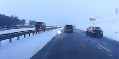 Вот здесь видно разницу водителей. В правой полосе едет и дистанцию держит и ,увидев тревожную ситуацию впереди( Куча людей ,машины) уже тормозит,а в левой внедорожник и дистанции нет,и тормозить даже не думает.Он тормозить начал ,когда столкновение было уже неизбежно.