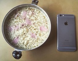 Купил чел айфон, ещё в кредит наверное. Денег осталось только на доширак :)