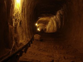 где про колодец? Автор тупо денег пожалел на его посещение? Судя по качеству фото, все снималось на телефон. Зато не забыл написать, как в ресторан сходил и самый длинный комментарий как раз про посещение ресторана. Прям классика туриста, которому не хватило в <span style='color:gray'>[мат]</span> съездить. Я тоже могу таких фото накидать