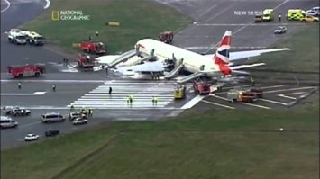 Боинг 777 Британских Авиалиний Рейс BA38, Пекин-Лондон, 17 января 2008 года. При заходе на посадку пропала тяга в обоих двигателях. Самолет не долетел до полосы, его сорвало с шасси и протащило на брюхе до начала полосы, около 270 м. Причина отказа - повышенное обводнение топлива, в результате чего при полете в нем образовались кристаллы льда, которые при посадке стали таять, образовав массу мягкого льда. Эта масса дошла до двигателей, где олпять замерзла и заблокировала доступ топлива. Постарадало 47 человек, один серьезно, но погибших не было совсем.