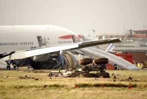 Боинг 777 Британских Авиалиний Рейс BA38, Пекин-Лондон, 17 января 2008 года. При заходе на посадку пропала тяга в обоих двигателях. Самолет не долетел до полосы, его сорвало с шасси и протащило на брюхе до начала полосы, около 270 м. Причина отказа - повышенное обводнение топлива, в результате чего при полете в нем образовались кристаллы льда, которые при посадке стали таять, образовав массу мягкого льда. Эта масса дошла до двигателей, где олпять замерзла и заблокировала доступ топлива. Постарадало 47 человек, один серьезно, но погибших не было совсем.