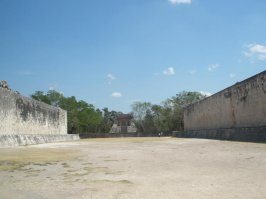 Ритуальная игра в мяч была распространена почти во всех регионах Мексики. Собственно,  тлачтли  на языке ацтеков и  пок-та-пок  на языке майя   не была игрой в нашем понимании, хотя и зрители, и болельщики на ней присутствовали. Игра в мяч была тесно связана с богами подземного царства, которые, согласно индейским сказаниям, сами были заядлыми игроками. 
Точные правила этой игры до нашего времени не сохранились, к тому же, они менялись от региона к региону и время от времени. Неизменным оставалось то, что игра носила не развлекательный, а ритуальный характер и была напрямую связана с человеческими жертвоприношениями. В разное время в жертву приносились либо игроки побежденной команды, либо победившей, либо только их капитаны   в источниках нет единого мнения на этот счет. В любом случае, жертвоприношение участника являлось большой честью для него и для его семьи и воспринималось с гордостью. 

Большие стадионы для этой игры выстраивались только в крупных религиозных центрах. Кое-где сохранились каменные фризы с изображением игроков. Например, на фризе в Чичен-Итце показан капитан команды победителей, держащий в руках голову побежденного соперника
Уже сама игра могла стоить человеку жизни или сделать его калекой. Игра велась тяжелым каучуковым мячом, вес которого мог достигать 4 кг. Удар таким мячом при должном ускорении мог запросто убить человека. Поэтому игроки имели специальное снаряжение, надежно защищающее тело. Отбивать мяч можно было бедром, локтями или коленями, но ни в коем случае не ступней и не руками. Испанцы, впервые наблюдавшие эту игру, отмечали, что некоторые травмы, полученные игроками, были так серьезны, что им требовалась хирургическая помощь. Современная версия игры    улама    больше походит на волейбол. Каждая команда   от 2 до 5 человек   находится на своей части поля, игроки перебрасывают мяч друг другу до его падения на землю. 
Стадион представлял собой узкое поле, ограниченное двумя стенами, с большим или меньшим уклоном, от которых отскакивал мяч. На этих стенах укреплялись тяжелые каменные кольца, в которые нужно было попасть мячом. Сделать это было не так-то легко, т.к. диаметр кольца был лишь ненамного больше диаметра мяча, к тому же, висели они довольно высоко. Каждый неудачный бросок засчитывался как промах. Команда, первой забросившая мяч в кольцо, считалась победительницей. 

Экипировка игроков представляла собой набедренную повязку, с кожаной накладкой для защиты бедер, или же корсет. На поясе крепилось специальное приспособление в виде хомута, которое служило для сильного удара по мячу. Вес хомутов мог доходить до 30 кг, хотя считается, что такие тяжелые хомуты не использовались для игры, а надевались только в ритуальных целях. Иногда игроки использовали наколенники и перевязывали руку в локте. На отдельных изображениях можно видеть на головах игроков пышные головные уборы из перьев. Предположительно, назначение их тоже было ритуальным. 

В некоторых источниках говорится, что в игру играли и просто так, ради развлечения. В ней принимали участие все желающие, в том числе женщины и даже дети.