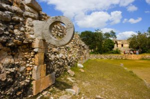 Ритуальная игра в мяч была распространена почти во всех регионах Мексики. Собственно,  тлачтли  на языке ацтеков и  пок-та-пок  на языке майя   не была игрой в нашем понимании, хотя и зрители, и болельщики на ней присутствовали. Игра в мяч была тесно связана с богами подземного царства, которые, согласно индейским сказаниям, сами были заядлыми игроками. 
Точные правила этой игры до нашего времени не сохранились, к тому же, они менялись от региона к региону и время от времени. Неизменным оставалось то, что игра носила не развлекательный, а ритуальный характер и была напрямую связана с человеческими жертвоприношениями. В разное время в жертву приносились либо игроки побежденной команды, либо победившей, либо только их капитаны   в источниках нет единого мнения на этот счет. В любом случае, жертвоприношение участника являлось большой честью для него и для его семьи и воспринималось с гордостью. 

Большие стадионы для этой игры выстраивались только в крупных религиозных центрах. Кое-где сохранились каменные фризы с изображением игроков. Например, на фризе в Чичен-Итце показан капитан команды победителей, держащий в руках голову побежденного соперника
Уже сама игра могла стоить человеку жизни или сделать его калекой. Игра велась тяжелым каучуковым мячом, вес которого мог достигать 4 кг. Удар таким мячом при должном ускорении мог запросто убить человека. Поэтому игроки имели специальное снаряжение, надежно защищающее тело. Отбивать мяч можно было бедром, локтями или коленями, но ни в коем случае не ступней и не руками. Испанцы, впервые наблюдавшие эту игру, отмечали, что некоторые травмы, полученные игроками, были так серьезны, что им требовалась хирургическая помощь. Современная версия игры    улама    больше походит на волейбол. Каждая команда   от 2 до 5 человек   находится на своей части поля, игроки перебрасывают мяч друг другу до его падения на землю. 
Стадион представлял собой узкое поле, ограниченное двумя стенами, с большим или меньшим уклоном, от которых отскакивал мяч. На этих стенах укреплялись тяжелые каменные кольца, в которые нужно было попасть мячом. Сделать это было не так-то легко, т.к. диаметр кольца был лишь ненамного больше диаметра мяча, к тому же, висели они довольно высоко. Каждый неудачный бросок засчитывался как промах. Команда, первой забросившая мяч в кольцо, считалась победительницей. 

Экипировка игроков представляла собой набедренную повязку, с кожаной накладкой для защиты бедер, или же корсет. На поясе крепилось специальное приспособление в виде хомута, которое служило для сильного удара по мячу. Вес хомутов мог доходить до 30 кг, хотя считается, что такие тяжелые хомуты не использовались для игры, а надевались только в ритуальных целях. Иногда игроки использовали наколенники и перевязывали руку в локте. На отдельных изображениях можно видеть на головах игроков пышные головные уборы из перьев. Предположительно, назначение их тоже было ритуальным. 

В некоторых источниках говорится, что в игру играли и просто так, ради развлечения. В ней принимали участие все желающие, в том числе женщины и даже дети.