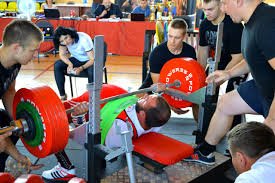 Еще в 4 годика юная Варя приняла участие во взрослых соревнованиях по пауэрлифтингу, а в 14 уже могла удержать помост с 10 взрослыми мужчинами, а это почти 700 килограммов! Дальше не читал. Бред.
На фото ниже - четырехлетняя девочка и фото со взрослого чемпионата пауэрлифтинга. И да! 10 взрослых мужчин на помосте, ВМЕСТЕ С ПОМОСТОМ весят около 700 кг? Чего то маловато, даже если помост из пенопласта)))