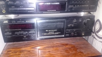 Увы - свой "Маяк-001" я лет пять назад выкинул на помойку (мне это стоило фиг знает сколько нервных клеток+2 пузыря водяры для успокоения души)!
Этот ещё стоит, и кассеты есть даже, работает!