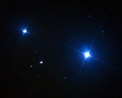 Никуда он не потеряется. Если сделать такой огромный телескоп, то в этот телескоп расстояние между звездами будет огромное, и между ними и будет видно все что нужно.
Вот например на первой фотке двойная звезда в слабый телескоп. Между ними ничего не разглядеть, а на второй фотке тоже самое место в сильный телескоп, и все что между этими звездами очень хорошо видно и ничего не теряется.