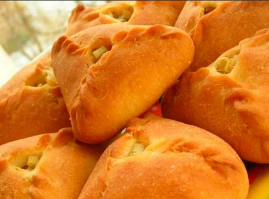 а нахера так извращатся??? в казане всеравно не получится как в тандыре)))) с таким же успехом можно и в духовке сделать))) у меня духовка (не понтоюсь а факт) навороченная с пароконвектором и прочими приблудами типа гриля и конвекции, с кучей различных режимов. ставишь в духовочку коробочку с щепой лучше фирмы weber так еще и с дымком будет, главное вытяжку включить не забыть)))  а вообще я курник больше предпочитаю