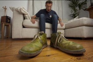 Вы слышали что-нибудь про такую вещь в фотографии, как перспектива? Я никого не защищаю, но сравнивать вещи нужно в одинаковых условиях. Две щуки слева демонстрируются на вытянутых к объективу руках, т.е. они ближе к объективу, чем рыбак и, соответственно, на фоне более удаленного объекта (рыбак) выглядит больше. Очень многие рыбаки прибегают к такому приему. Вот еще примеры работы с такой перспективой: