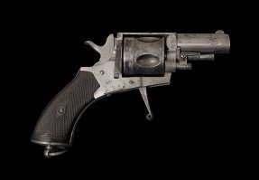 Револьвер? Под винтовочный патрон  5.56 ремингтон или 5.56 НАТО? Сделан бельгийской компанией с нержавейки в 1943 году? Дамский? Верю! Но не нашёл такого, есть такой: дамский, калибр от 11 мм и "поболее".