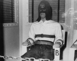А здесь и подавно фото не с электрическим стулом, а с газовой камерой... кстати, на фотке Кэрил Чессмэн