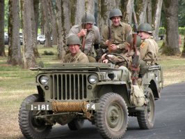 Американцы больше 2-х человек в Виллис не садили... На этом "спалились" немецкие диверсанты....