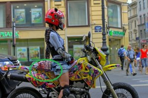 тоже что и в зеленом круге)),сиденье,просто розовое
