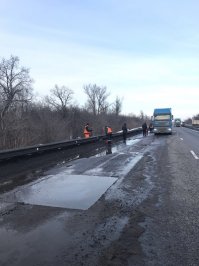 Кстати, друзья, к чести дорожников будет сказано, что после наших публикаций, сюжетов по ТВ и обращения во все возможные инстанции работы на данном участке дороги были оперативно проведены. Даже прислали отчет с фотографиями.
А также идет обсуждения выплаты компенсации. Будем рассказывать всю историю. А по результатам выйдет фильм с инструкцией: как действовать в таких ситуациях.