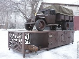 А вот какой мангал местный умелец сваял,под капотом стопки спрятаны в виде цилиндров.