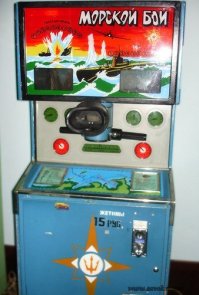 Перед просмотром фильма в фойе кинотеатра.