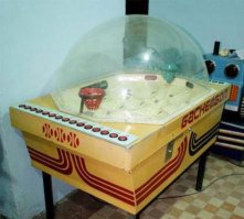 Перед просмотром фильма в фойе кинотеатра.