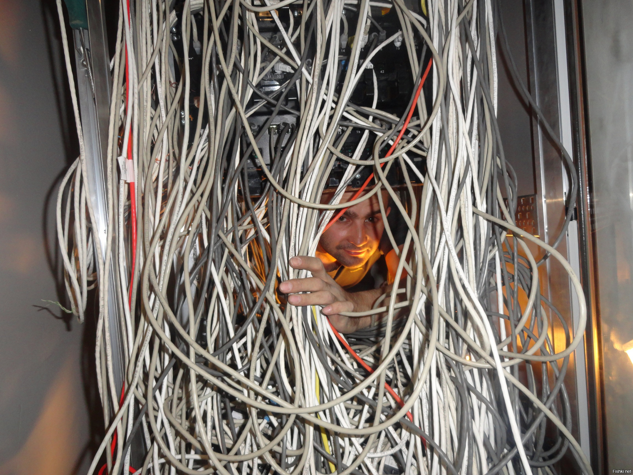 Вот кстати она . Обойти небыло возможности. амый маленький перелезал через верх залазил в нее сзади и так работал