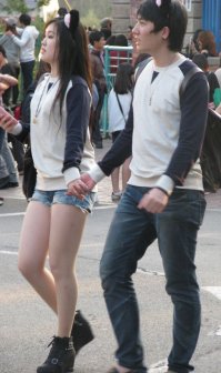 Ну пройдитесь по Jung-gu или Insa-dong, там ещё не такое увидите, я уж молчу про всякие тусняки типа где шины жгут цветные ночью, там и абсолютно голую кореянку увидеть не проблема. Довелось хоть там бывать-то?