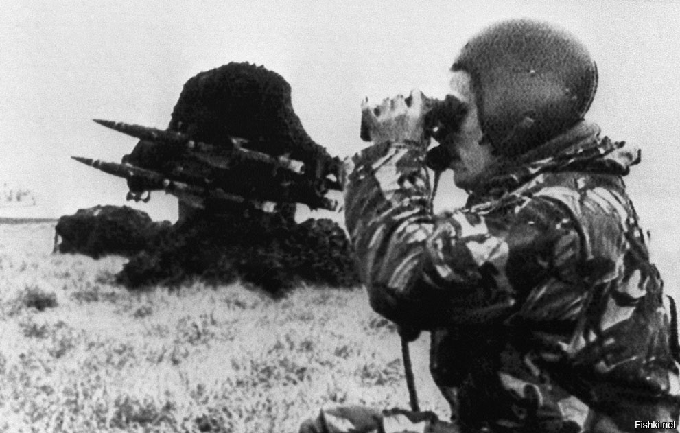 Британский солдат с биноклем наводит ракету ПВО батареи на позиции на Фолклендских островах, 25 мая 1982 года