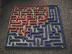 в английском языке есть слово maze - что означает, именно то, что мы чаще всего имеем ввиду - пространство в котором можно запутаться и не найти выход.
лабиринт же, в нем нельзя запутаться (хотя икару и дедалу это удалось) - там всего одна тропа, она просто виляет.
Так как правильно перевести англ. слово maze на русский?
(на картинке: цветной из лего, квадратный - maze, круглый черно-белый - лабиринт)