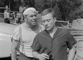 И че? Ни кто не пил газировки? Этот стакан стоил государству почти ничего, утром новый стакан и все довольны. А с хулиганами и алкашами, допустим, боролись будь здоров).