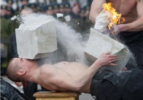 А что колют гипсолитовые блоки то????Во бетонные расколоть,то дело.А так цирк.