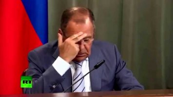 Голова совсем не думает? С подводной лодки Америкосов можно стереть нахрен за 10 минут. С Лунной базы - за 3 дня полёта. Есть разница?