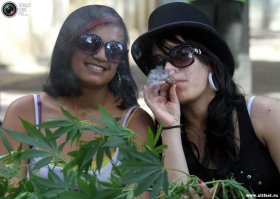 Как увидеть динозавров и мамонтов с помощью черной дыры и телескопа