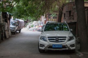 А ещё так живут.
Среднестатическому китайцу апартмент зачастую не по карману. Очень много новостроек пустует.