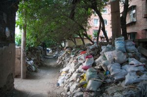 А ещё так живут.
Среднестатическому китайцу апартмент зачастую не по карману. Очень много новостроек пустует.