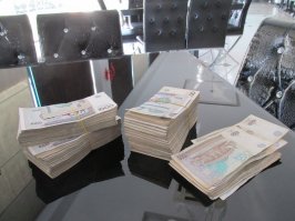 Был месяц назад в Узбекистане. В Фергане. Решил побродить по городу, зайти на базар. Поменял 100$. Пришлось подниматься в номер за сумкой.
