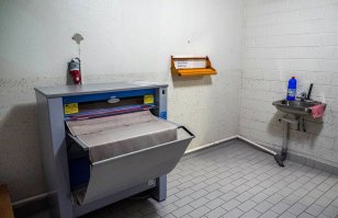 Эта штука называется Mankeli. Очень удобно на нем гладить простыни и пододеяльники при сочетании с сушильным барабаном.