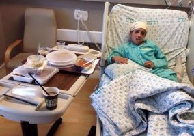 13-летний Ахмед Манасра, совершивший теракт в столичном квартале Писгат-Зеэв, находясь в больнице "Хадасса Хар ха-Цофим", дал показания сотрудникам отдела полиции по работе с несовершеннолетними преступниками.

Как сообщает в четверг вечером агентство Ynet, Ахмед Манасра, в частности, рассказал, что террористическую атаку инициировал его 15-летний двоюродный брат. Он же принес для Ахмеда нож.

"В Писгат-Зеэв я пошел со своим двоюродным братом, чтобы убить евреев",   признался 13-летний Ахмед.

Напомним, что вначале Ахмед и его двоюродный брат напали на 25-летнего израильтянина на улице Арбаа, нанеся ему тяжелейшие ножевые ранения. Истекая кровью, раненый из последних сил бросился бежать. Ему удалось оторваться от своих малолетних преследователей (во время погони оба   каждый с ножом в руках   были сняты одной из видеокамер слежения).

Затем на Шестнадцатой улице школьники-террористы увидели взрослого мужчину, но связываться с ним не решились. Один из них крикнул: "Ты старый".

Лишь после этого арабы-малолетки заприметили и настигли 13-летнего еврейского школьника, катавшегося на велосипеде, и нанесли ему ножом смертельно опасные раны. Состояние мальчика, госпитализированного в столичной больнице "Хадасса Хар ха-Цофим", остается крайне тяжелым.

Гражданским лицам удалось застрелить 15-летнего террориста, 13-летний Ахмед был ранен