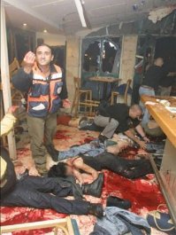 Если бы сионисты так поступали ,о палестинцах бы уже давно забыли.А так они с типа с захватчиками борются?Партизаны?Детей с женщинами режут и или семью вырезать полностью-совсем по партизански!
Это была семья Фогель.Их убили два палестинских подростка. Одному 18 а другому 19.Один школьник,другой студент.Мама ,папа и три малыша.
И никого из "подростков "при задержании даже не ранили. 
Так что,может лучше добивать палестинских" подростков"