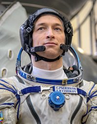 Это бортинженеры Сергей Николаевич Рыжиков, Андрей Иванович Борисеенко и Олеег Викторович Новицкий. Экспедиция были отправлены двумя Союзами. Союз МС-02, Союз МС-03. 

Они тебе передают привет удот.